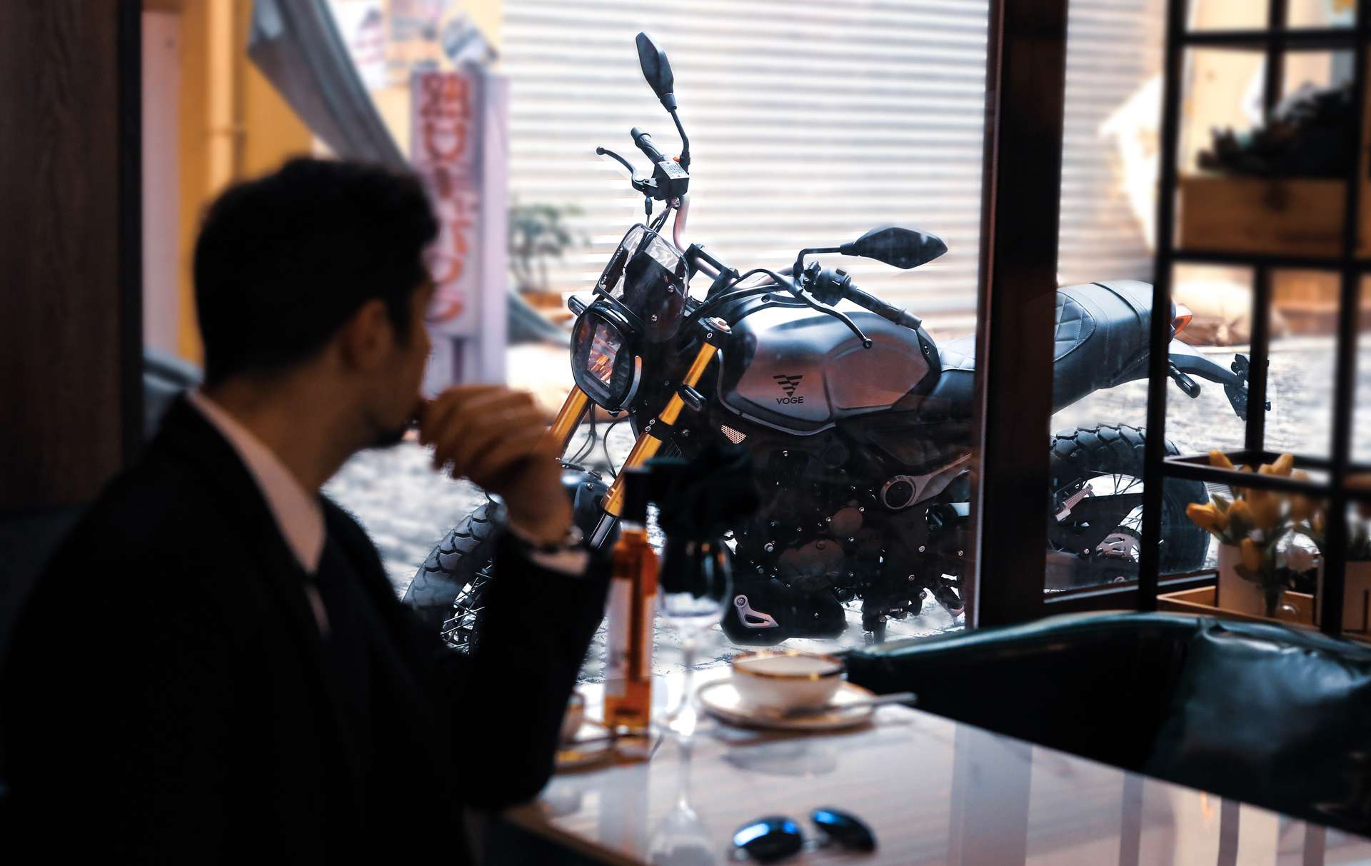 Motocykl przy restauracji